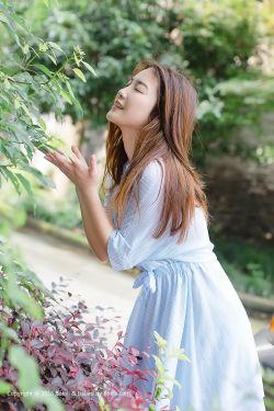 扒开双腿被两个男人玩弄