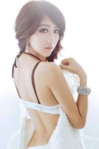 完全着衣の爆乳お姉さんが