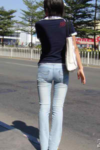 男女生光的衣服亲吻对方