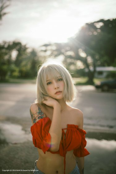 一女多男3根一起进去描述